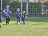 Laatste training S.K.N.W.K. JO8-1 (partijtje tegen de ouders) van maandag 2 juni 2025 (79/123)
